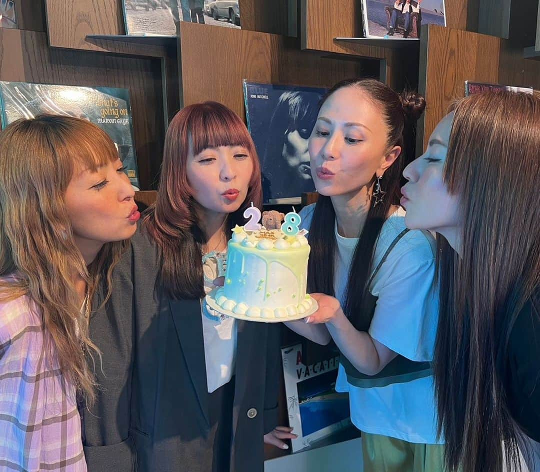 LINAさんのインスタグラム写真 - (LINAInstagram)「2023.5.10 MAXデビュー28周年をを迎えました♡ 28周年も 応援してくれるファンの皆さんと 笑顔で迎えられたこと とても嬉しく思います！ 10代にデビューして 今や50歳目前になってきましたが...笑 皆んなが一緒にいれば これからの一年、一年を重ねる日々も たくましく頑張っていけそうです。 いつもアキラメズニ、笑 気持ちを届けてくれてありがとう！ 皆さんの幸せを いつも心より願っています！！ これからもよろしくね！ #MAX #MAXLINA #28th #AmazonMusicStudioTokyo さま ありがとうございました。」5月10日 22時55分 - xxlina_now