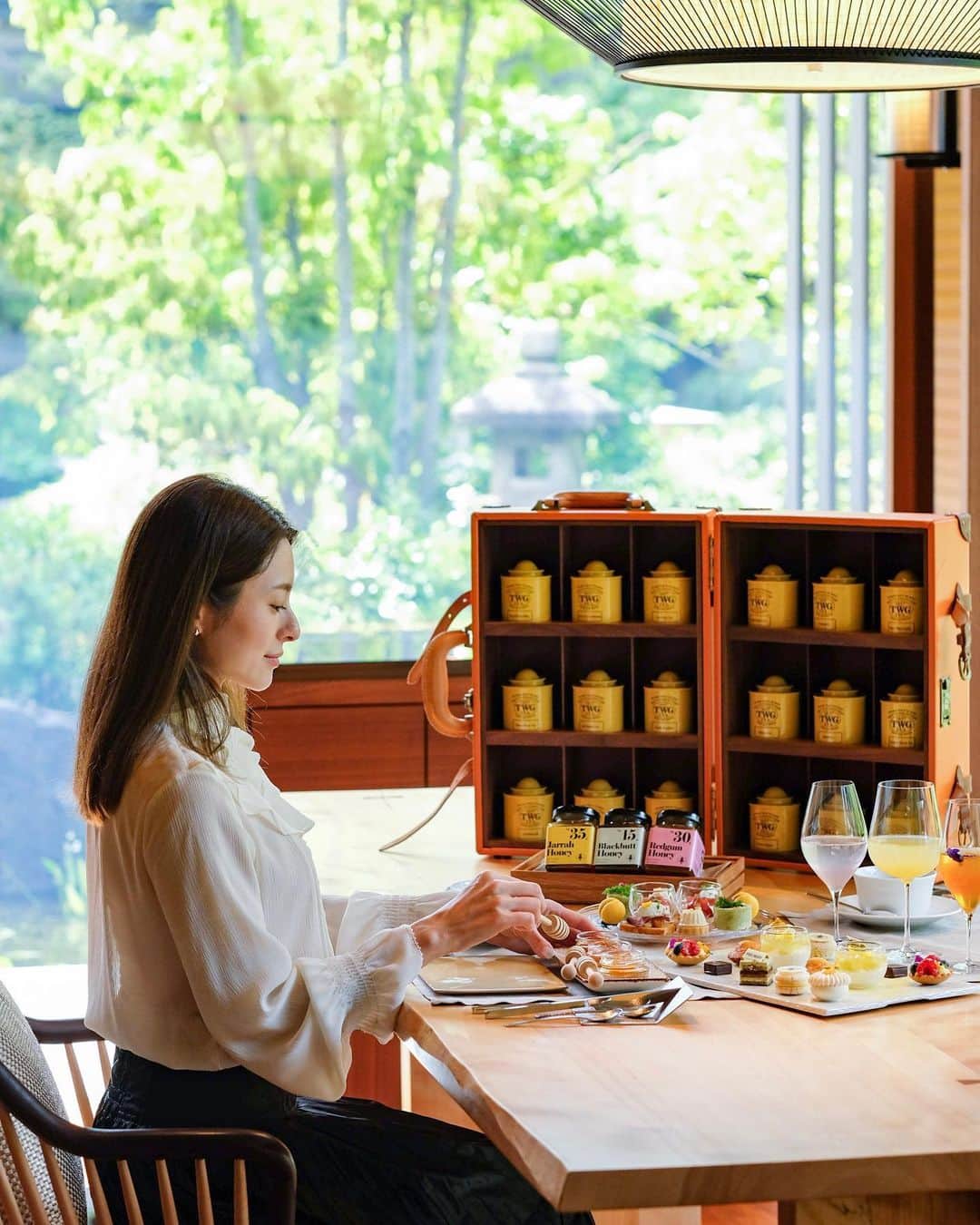 のインスタグラム：「. A BUZZ FROM THE BEES × HOTEL THE MITSUI KYOTO  “奇跡のはちみつ”Afternoon tea☕️  今回のホテルザ三井のアフタヌーンティーは、西オーストラリア州の限られた地域でのみ採取される完全無添加の生はちみつブランド「A BUZZ FROM THE BEES」とのコラボレーション🍯🐝  3種類の蜂蜜をセイボリーやスイーツに合わせてマリアージュが楽しめるよ💛  スイーツ自体も甘さ控えめで作られている感じで食べやすかった☺️❤️  2023年5月8日（月）～6月30日（金） 12:00～／14:30～（各2時間の2部制） ￥6,100（ドリンク2 種類） ￥6,700（フリーフロー）  @hotel_the_mitsui_kyoto @thebees.jp  @yuk_itgk  #HotelTheMitsuiKyoto #ホテルザミツイキョウト #フリーモデル #関西モデル #京都 #京都ホテル #京都デート #ホテルザ三井京都 #ラグジュアリーホテル #京都カフェ #京都スイーツ #kyotohotel #kyotocafe #kyotosweets #kyotoafternoontea #ヌン活 #テラスランチ」