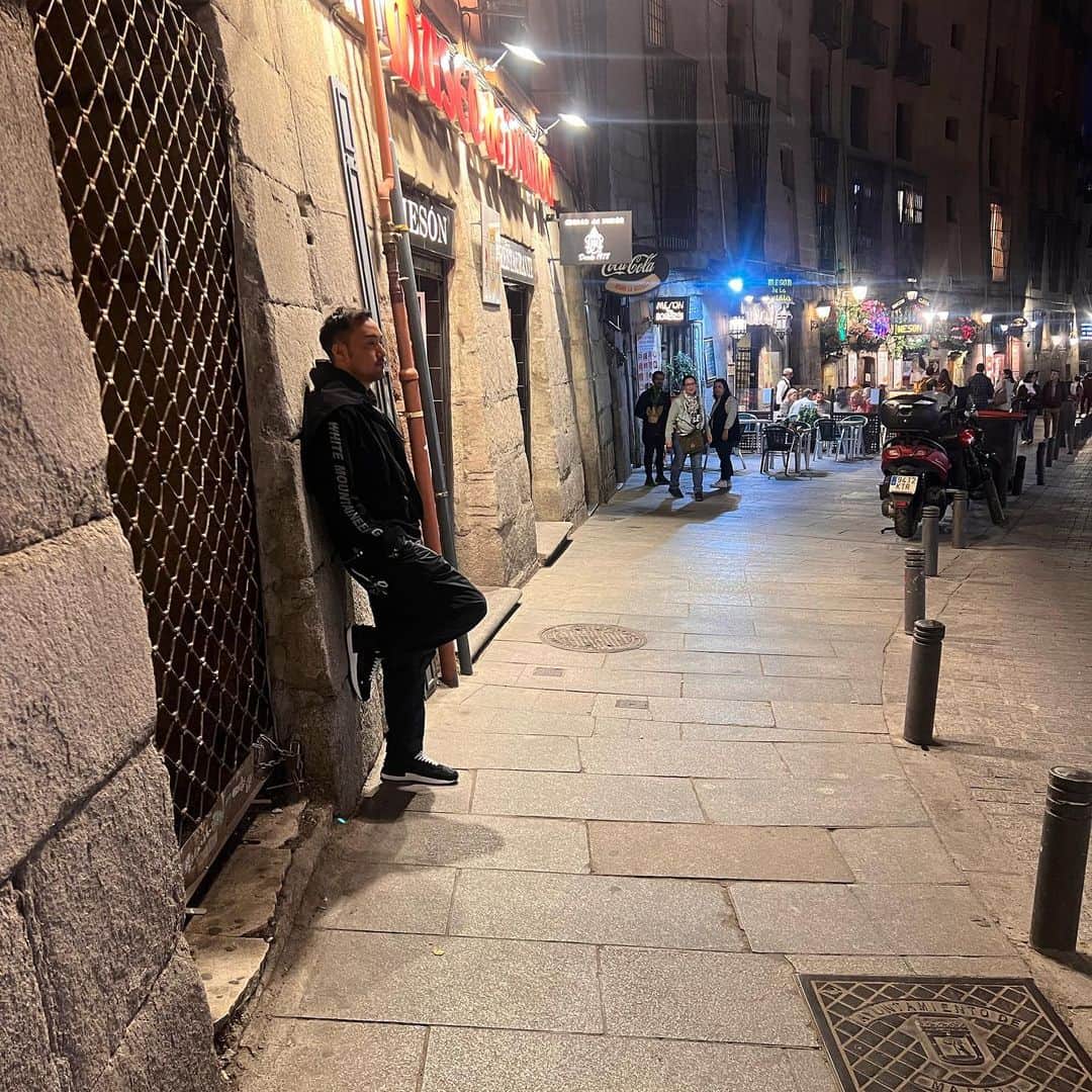 松永祥兵のインスタグラム：「スペインに行って自分の何かが変わった🇪🇸もっとやらないと、と思ったし、15年前にドイツにいた時とはまた違ったヨーロッパの見え方がした。とにかく自分の中で色々な事を変えないとと思った。この感覚を大事にして行動して、結果を残せるように突き進む。人生は日々選択に満ち溢れてる。とにかく何歳になってもチャレンジしていたい。自分に甘えず迷わず行けよ行けばわかるさ。  Sesuatu tentang saya berubah ketika saya pergi ke Spanyol🇪🇸Saya pikir saya harus berbuat lebih banyak dan saya melihat Eropa dengan cara yang berbeda dari ketika saya berada di Jerman 15 tahun yang lalu. Bagaimanapun, saya pikir saya harus mengubah banyak hal dalam diri saya. Jaga perasaan ini dan bertindak dan buru-buru meninggalkan hasil. Hidup ini penuh dengan pilihan setiap hari. Bagaimanapun, saya ingin menantang diri saya sendiri tidak peduli berapa usia saya. Jangan dimanjakan oleh dirimu sendiri dan pergi tanpa ragu, kamu akan mengerti jika kamu pergi.」
