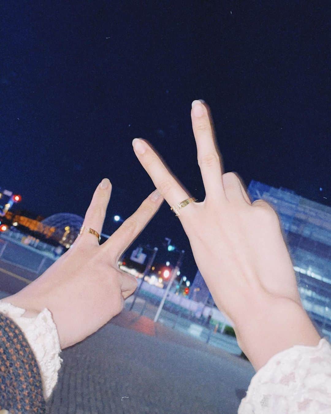 下口ひななのインスタグラム：「せっかくこのお話をしたので ⁡ ⁡ ⁡ ⁡ ⁡ ⁡ 劇場公演でこの指輪の話をしたので是非オンデマンドで5/10のK公演観て下さい！！！ ⁡ ⁡ お誕生日おめでとう👍 そしてプレゼントありがとう！ @odenchannn  ⁡ #横浜」
