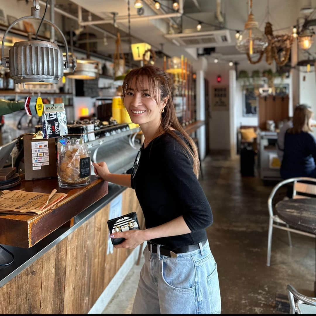 新山千春さんのインスタグラム写真 - (新山千春Instagram)「☕️❤︎☕️❤︎  #ラテ好き #cafe好き #休日の一杯のラテを どこのcafeにしよーか？ 毎回探すのも楽しいんだー☕️ #新山千春  明日は朝から仙台、そして 地元の青森！！  東北での仕事は 頑張らなくても 　あずましーー❤︎  青森の方言。あずましーは #リラックスできて しっくりくるって感じかな？✨  明日も朝からがんばりまーーす！」5月10日 23時03分 - chiharuuu_0114