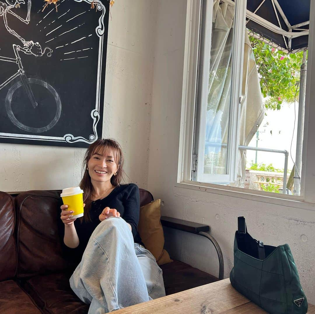 新山千春さんのインスタグラム写真 - (新山千春Instagram)「☕️❤︎☕️❤︎  #ラテ好き #cafe好き #休日の一杯のラテを どこのcafeにしよーか？ 毎回探すのも楽しいんだー☕️ #新山千春  明日は朝から仙台、そして 地元の青森！！  東北での仕事は 頑張らなくても 　あずましーー❤︎  青森の方言。あずましーは #リラックスできて しっくりくるって感じかな？✨  明日も朝からがんばりまーーす！」5月10日 23時03分 - chiharuuu_0114