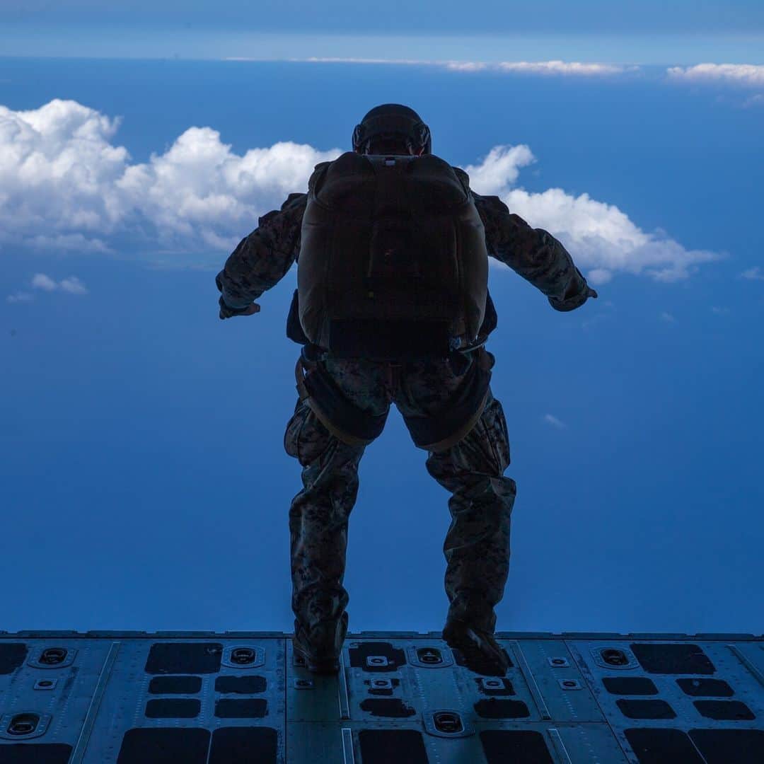 アメリカ海兵隊のインスタグラム：「☁️ ☁️ ☁️   📍 le Shima, Okinawa, Japan (May 9, 2023)   #Marines with the 3d Reconnaissance Battalion, @3dmardiv, jump from a KC-130J Super Hercules and MV-22B Osprey during Military Free Fall and Low-Level Static Line parachute operations.  The training sustains operational readiness while ensuring Marines are prepared to rapidly insert into austere environments.  📷 (U.S. Marine Corps photo by Cpl. Michael Taggart)  #USMC #Recon #EveryDomain」
