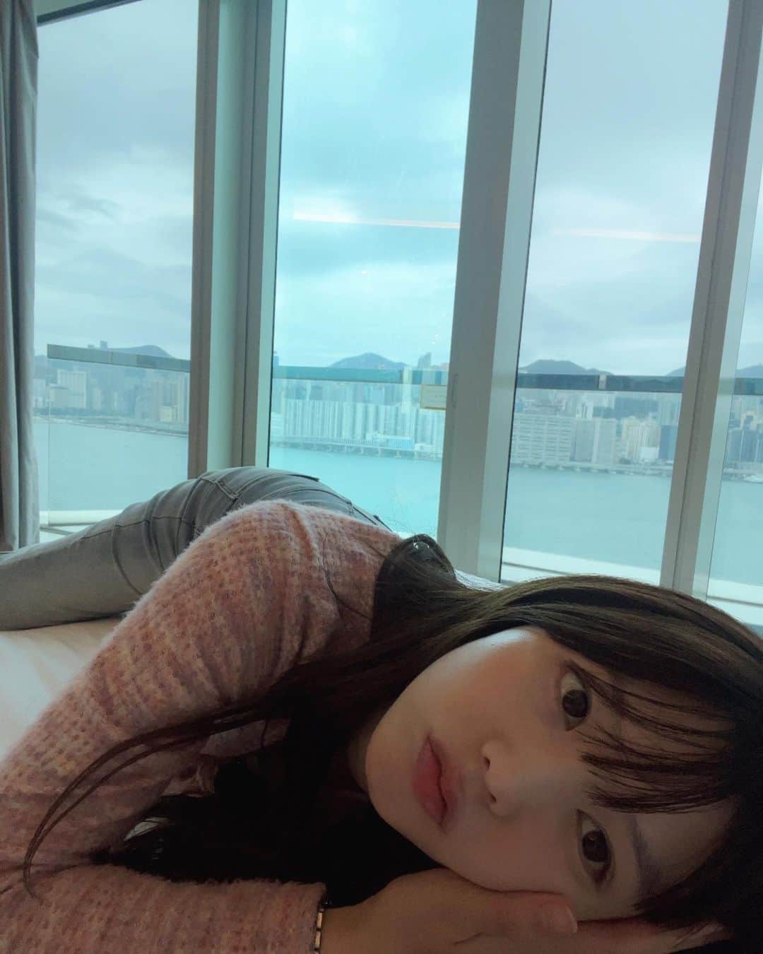 松田紗和のインスタグラム：「連日睡眠不足で速攻眠いモード 今日は景色の良い寝室でいっぱい寝るよ〜。おやすみ😴  #香港旅行#姉妹 🇭🇰」
