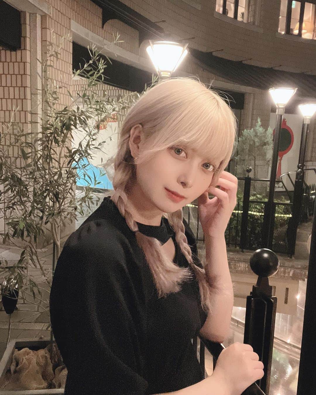 羽島めいのインスタグラム：「三つ編み×黒ワンピ=魔女🐈‍⬛🖤」