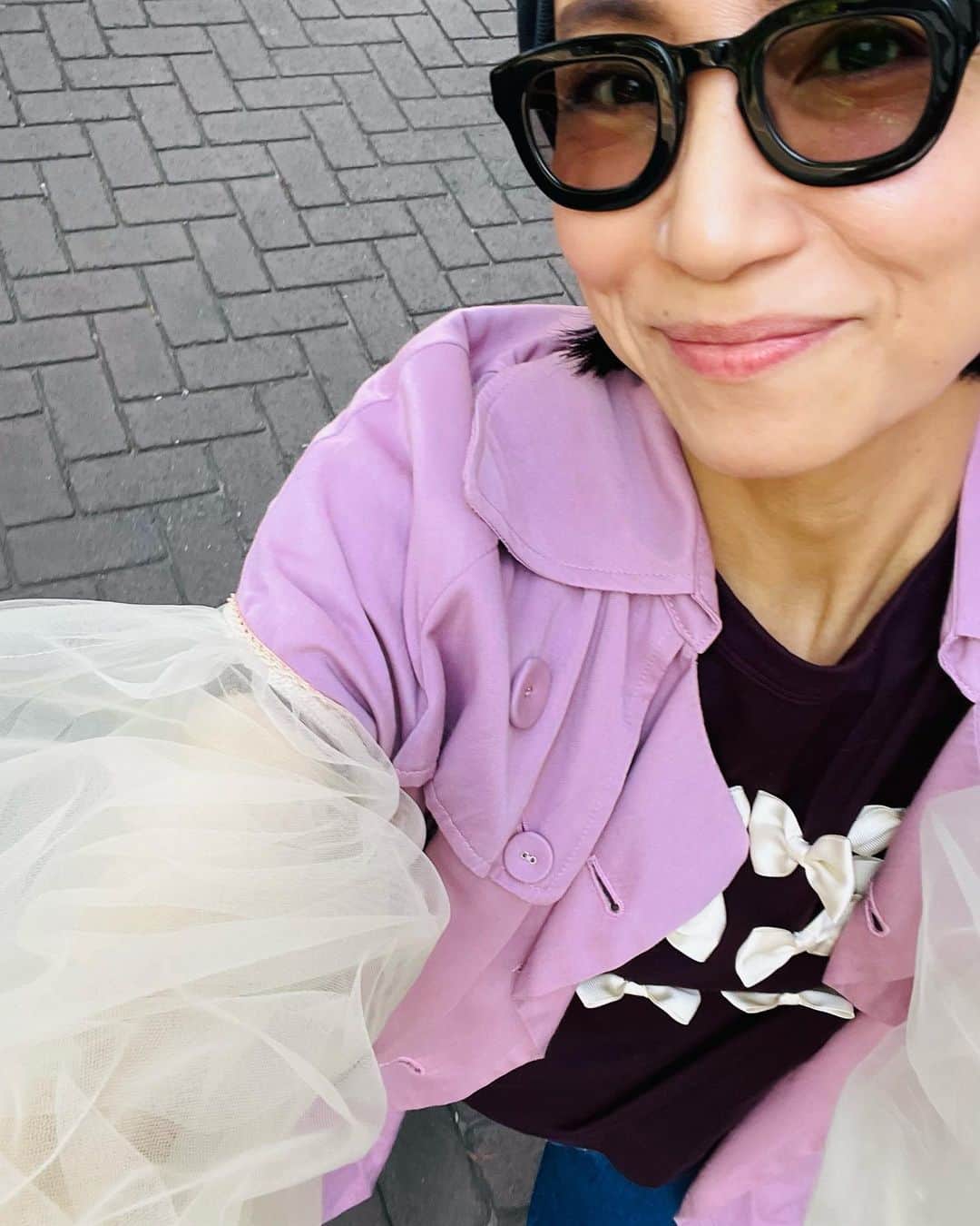 奥井亜紀のインスタグラム：「あったかいのうれしーよー♡ 好きな服を着て お散歩できる喜び🤩 防寒しなくていいって ばらすーしー♡」