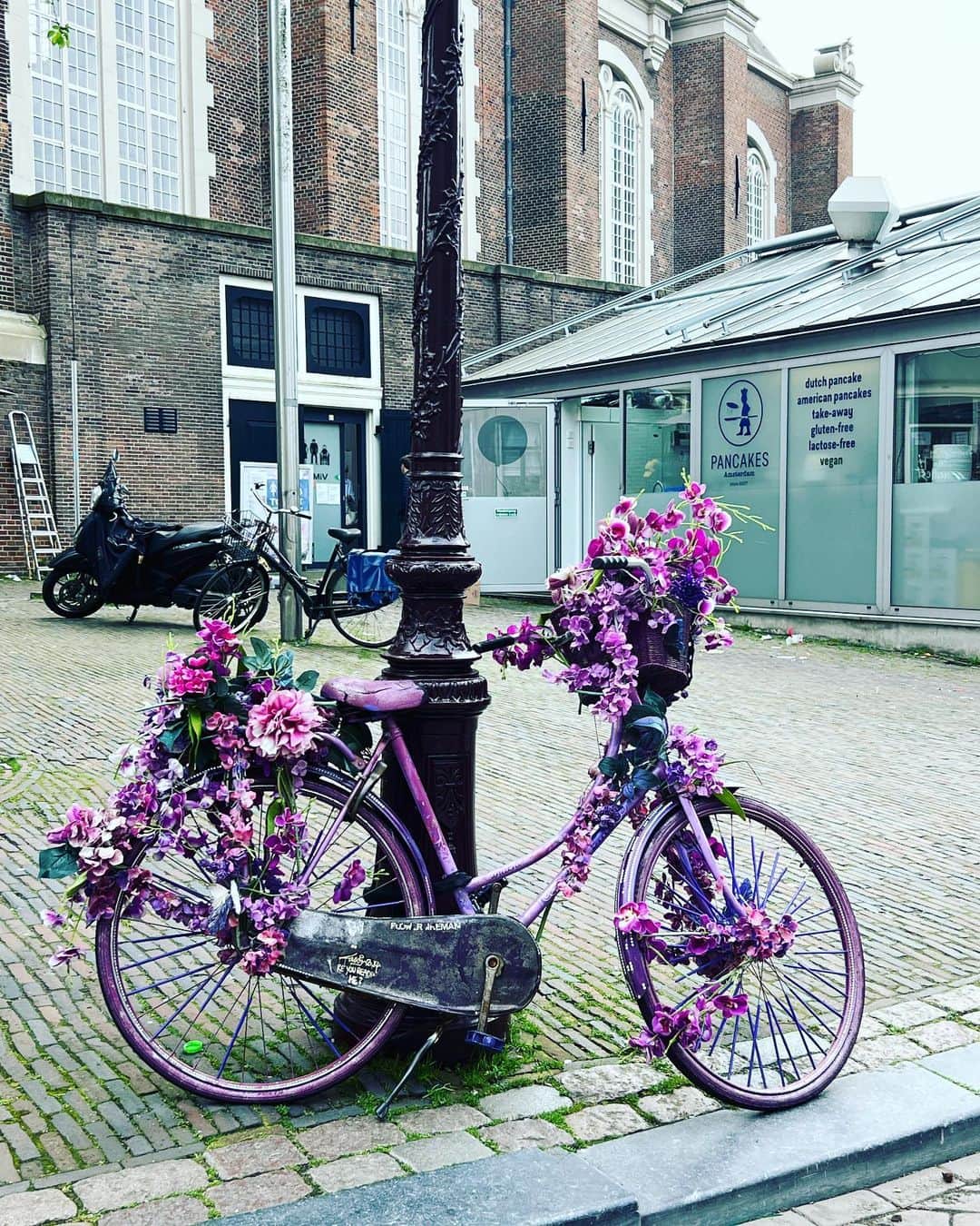レイチェル・チャンさんのインスタグラム写真 - (レイチェル・チャンInstagram)「Colorful Amsterdam✨ 雨上がりのアムステルダムは色が一層鮮やかです💖  #amsterdam #アムステルダム #アート　#art #flowerbikes #flowerbike」5月10日 23時13分 - rachelchanjpn