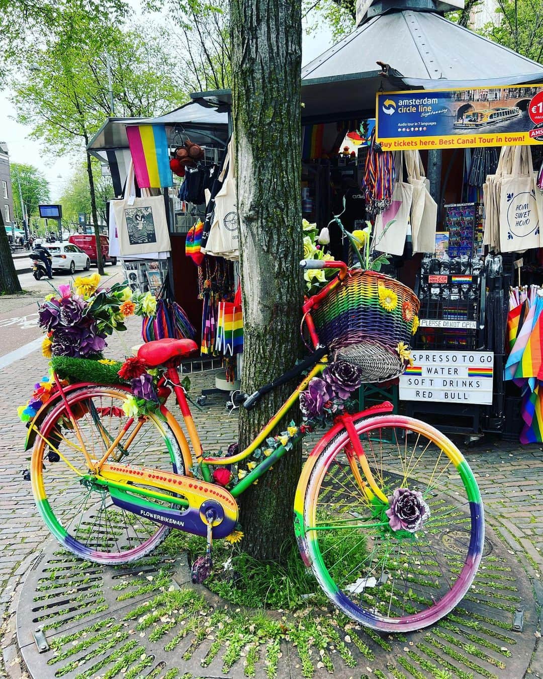レイチェル・チャンのインスタグラム：「Colorful Amsterdam✨ 雨上がりのアムステルダムは色が一層鮮やかです💖  #amsterdam #アムステルダム #アート　#art #flowerbikes #flowerbike」