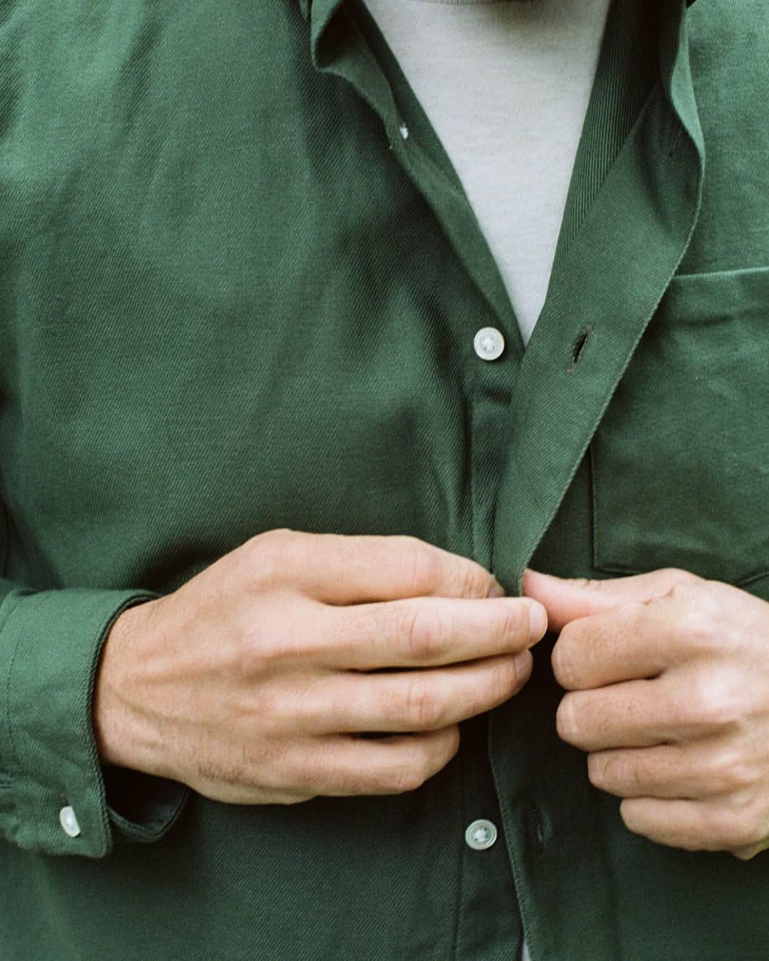 スティーブンアランのインスタグラム：「Our Canvas Single Needle Shirts are Made in the USA with a thick cotton canvas that makes this shirt a perfect transitional spring layer.」