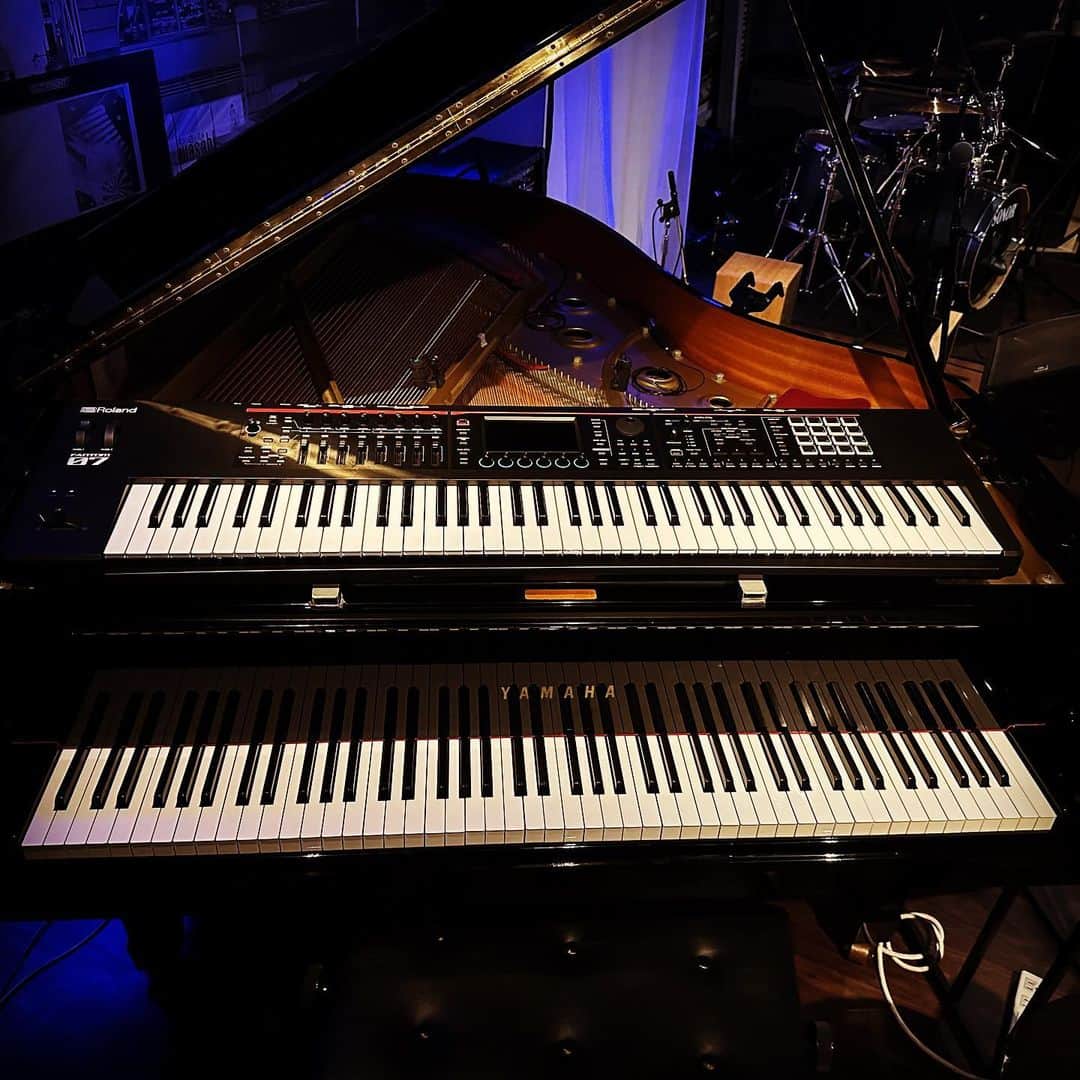 ただすけのインスタグラム：「昨日の #即興音楽の夜明け ピアノの上のシンセは #roland #Fantom07 内蔵ステップシーケンサーがまた面白いの何の。 ただ、欲しい機能がもっとあったので、#Fantom7 を持ち歩き頑張るか？ 重たい機材を運ぶので #チョコザップ  (違」