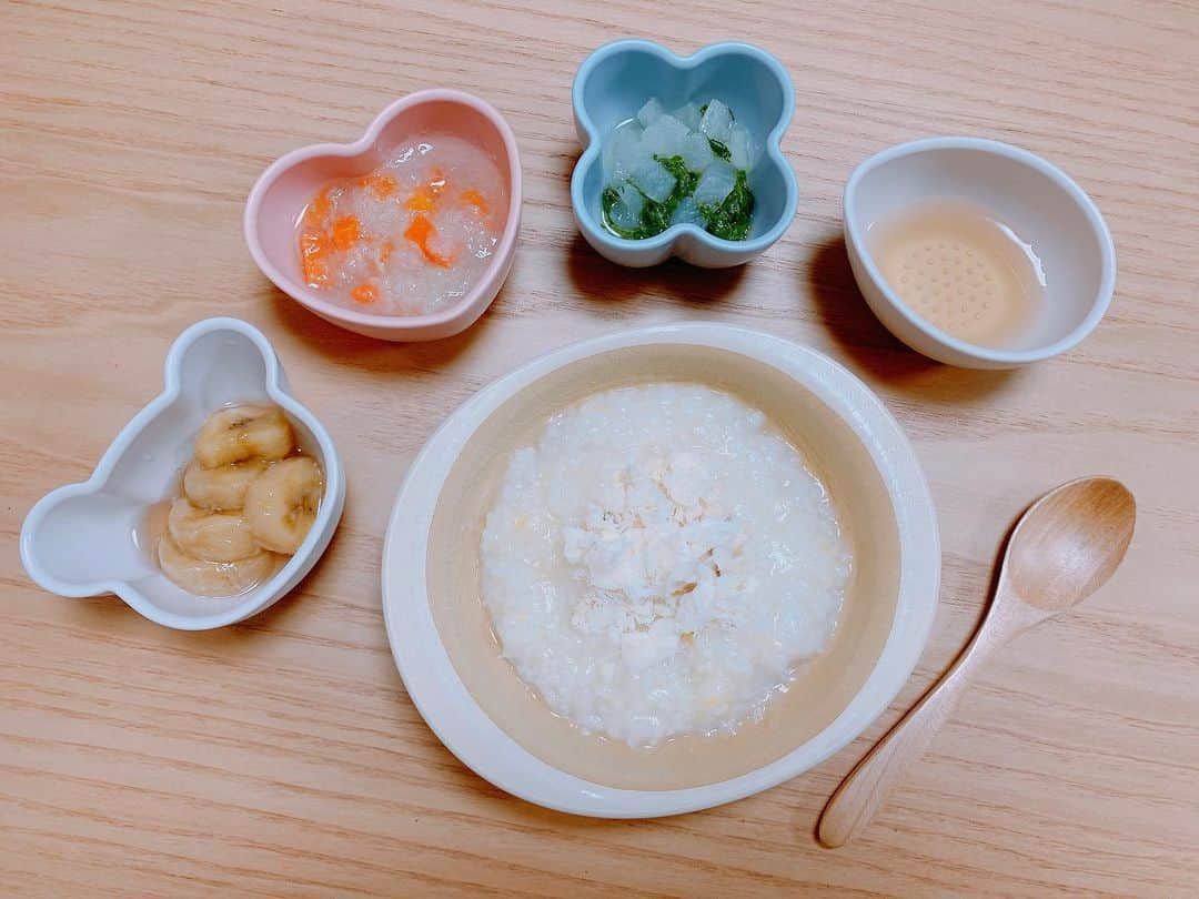 萩美香のインスタグラム：「実は… @mogcook さんのお魚を 続けて愛用させていただいています🥰🐟  とゆーのも、 @mogcook さんのお魚を使わせていただいていたら、 もう他のお魚が使えなくなってしまいました😂 スーパーでお魚買ってくるよりも、 断然楽ちんで、美味しいんだもん♪ 手作業で骨も取ってくださっていて、 月齢に応じた大きさで小分け冷凍されていて、 電子レンジでチンするだけで ふっくらふわふわのお魚ができあがりなんて、 コレ以上のものがこの世の中に存在するのかしら…🤔 冷凍庫のストックがなくなると、 そわそわしてしまう萩サンです🤣  今夜は、萩サンお得意のお魚のお粥🥣 へだいを使わせていただきましたが、 どのお魚で作っても、 美味しそうにパクパク食べてくれる次男でした👶🏻  #mogcook  #モグック  #勝手にmogcookアンバサダー #mogcookのへだい  #大人の私が食べたいお魚です」