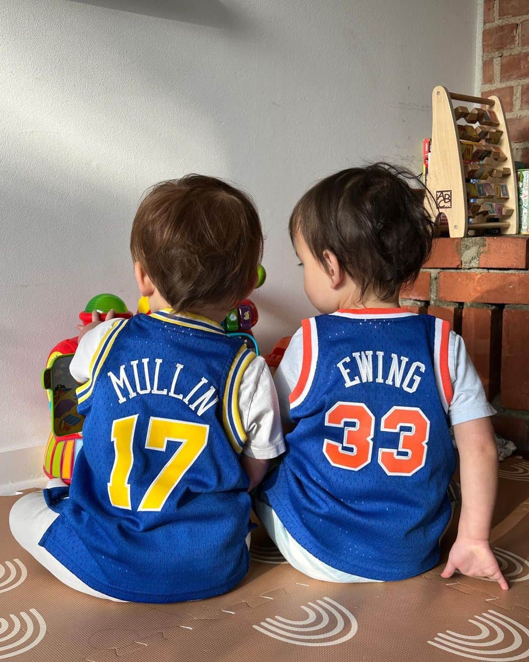 ジェイミー・チャンのインスタグラム：「The house stands divided.  (Thnx for the vintage pieces @mattlevine)」