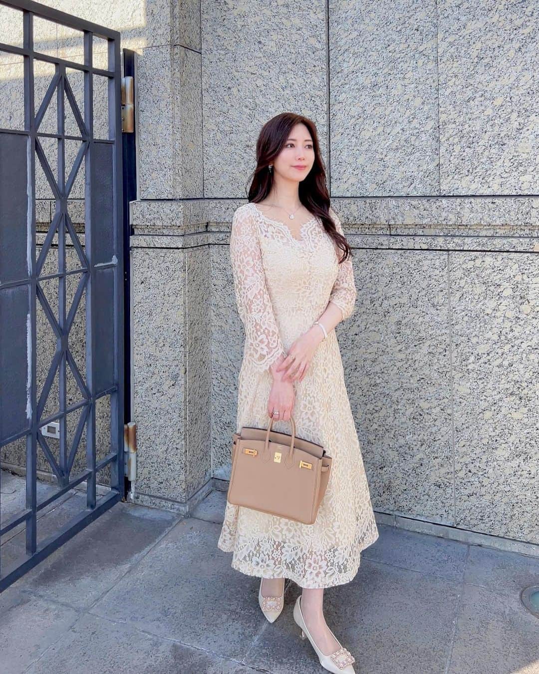 さわいえりさんのインスタグラム写真 - (さわいえりInstagram)「⠀ 暖かくて風が気持ちよかった日☀︎  レースワンピースだけでお出かけ✨  @graxia_official のお上品な 総レースのワンピース着てたよ♡  丈感が長めで、品よく着ることが出来るワンピース💕  エルメスアフタヌーンティーだから、 久しぶりにバーキン合わせてみた☺️  柔らかなベージュカラーのワンピースは、 どんなシーンにも使えます🍊  ・  ・  ・  #graxia#ワンピース#レースワンピース#春夏コーデ#夏コーデ#バーキン#バーキン25」5月10日 23時34分 - beauty_eri7