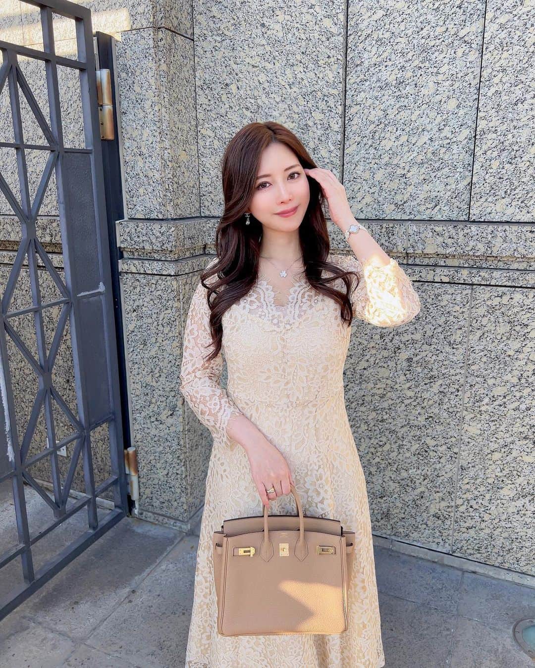 さわいえりさんのインスタグラム写真 - (さわいえりInstagram)「⠀ 暖かくて風が気持ちよかった日☀︎  レースワンピースだけでお出かけ✨  @graxia_official のお上品な 総レースのワンピース着てたよ♡  丈感が長めで、品よく着ることが出来るワンピース💕  エルメスアフタヌーンティーだから、 久しぶりにバーキン合わせてみた☺️  柔らかなベージュカラーのワンピースは、 どんなシーンにも使えます🍊  ・  ・  ・  #graxia#ワンピース#レースワンピース#春夏コーデ#夏コーデ#バーキン#バーキン25」5月10日 23時34分 - beauty_eri7