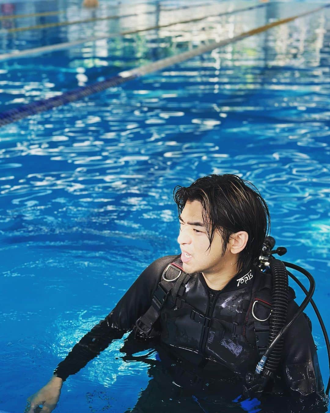 チェン・ボーリンのインスタグラム：「潛水練習第一天 🤿 ✌🏻 🌊  #極島森林2」