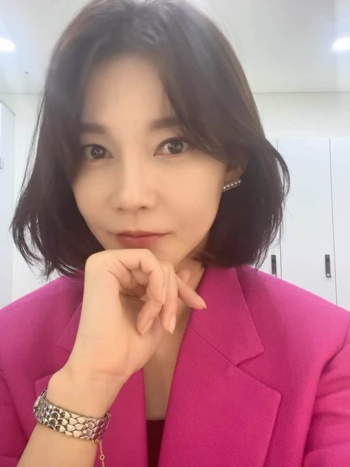 チャ・イェリョンのインスタグラム：「대기실 에서…🧸 #행복배틀 #나영 💕  셀카 잘 못찍는데 한번 또 도전 동영상 이였다는…」