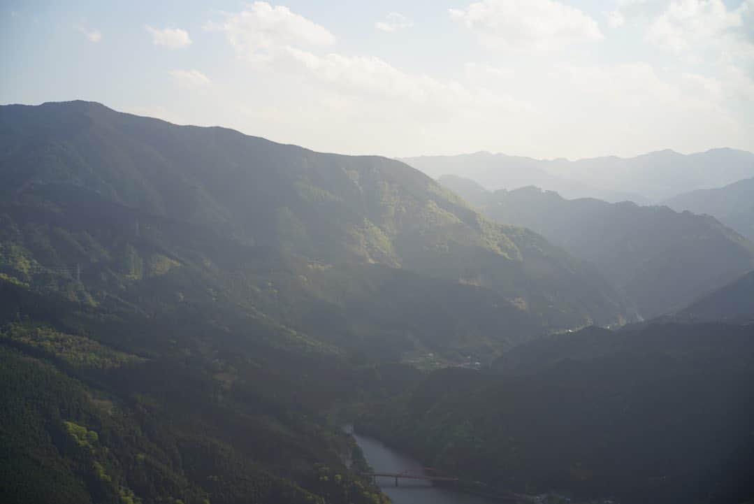 石川龍のインスタグラム：「GWの思い出③ 息子と父と一緒に、山間の公園へ。四国の山並は穏やかで美しい。 #翠波高原」