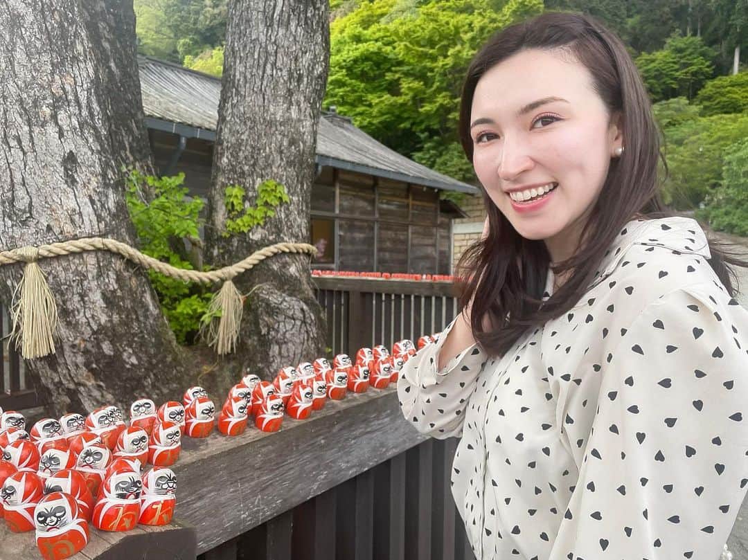 ウーデンジェニファー里沙のインスタグラム：「* アナウンサーブログを更新しました✨🖋  お天気が良かった日に勝尾寺へ。 思いがけない場所にあるダルマを探しながら歩きました。 表情の違いが愛らしい…  .  .  .  .  #テレビ大阪 #アナウンサー #ウーデンジェニファー里沙 #休日 #休日の過ごし方 #大阪 #関西 #箕面市」