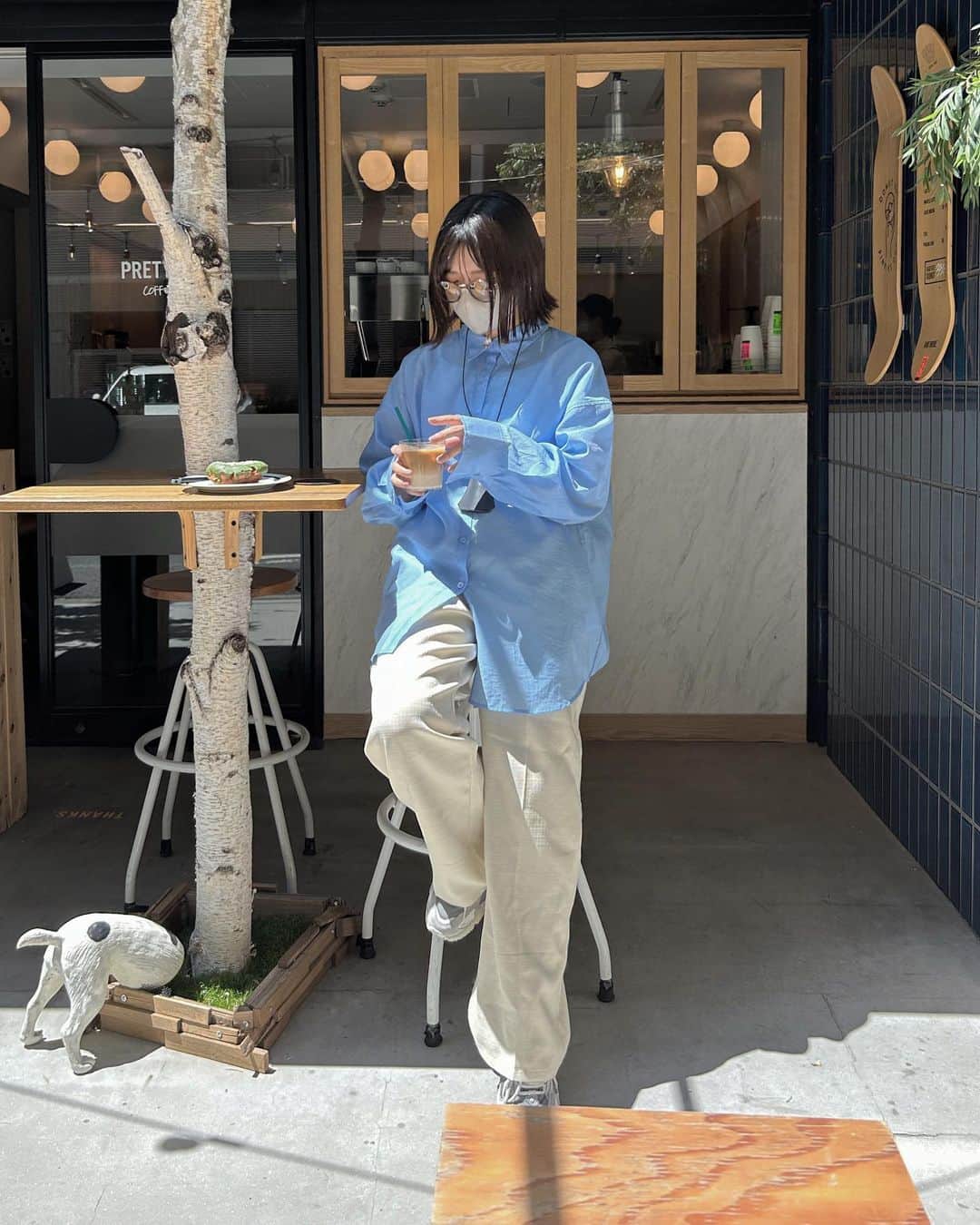 tarouさんのインスタグラム写真 - (tarouInstagram)「シアーシャツ解禁した日🦕   最近モノトーン多かったから カラーもの新鮮🐟𓈒 𓂂𓏸  急に夏きた…？てくらい気温上がるから 半袖の人もチラホラ🙋🏻  UNIQLOで買ったサングラスも一緒に解禁◎  付ける度褒められるオススメです🫰🏻    shirt： @irohani.official  pants： @irohani.official  bag： @uniqlo_jp  eyewear： @uniqlo_jp  accessories： @henderscheme  shoes： @newbalance      #ゆるコーデ #夏コーデ #春夏コーデ  #シアーシャツ #ブルーコーデ #カジュアルコーデ  #パンツコーデ #isfp #uniqlo #uniqloコーデ  #uniqlo購入品 #ユニクロ #ユニクロコーデ」5月10日 23時26分 - taroumaru__