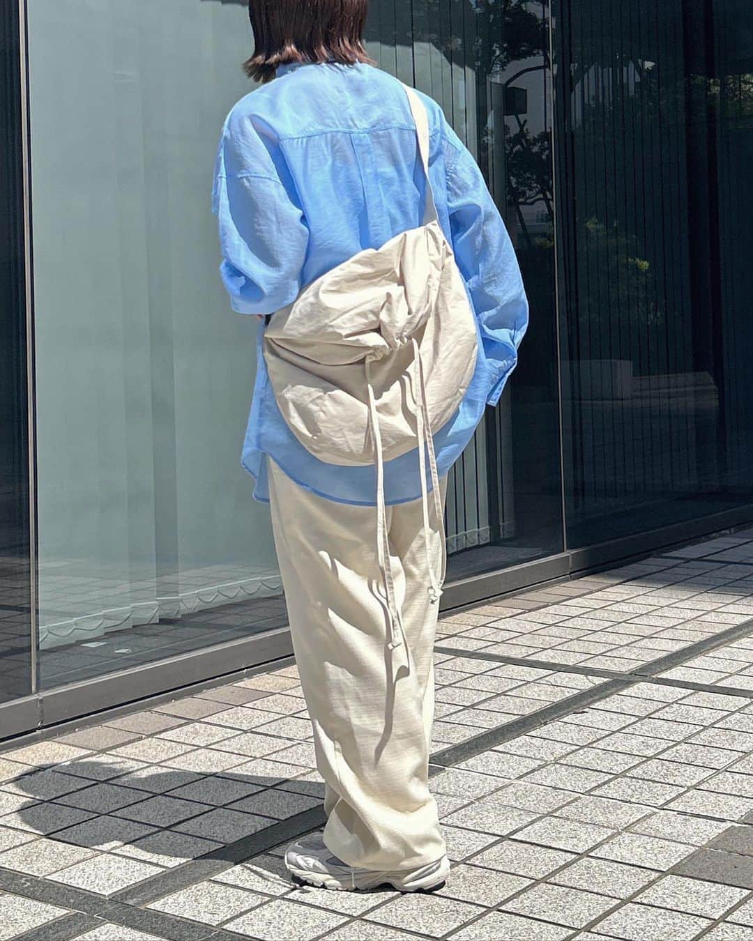 tarouさんのインスタグラム写真 - (tarouInstagram)「シアーシャツ解禁した日🦕   最近モノトーン多かったから カラーもの新鮮🐟𓈒 𓂂𓏸  急に夏きた…？てくらい気温上がるから 半袖の人もチラホラ🙋🏻  UNIQLOで買ったサングラスも一緒に解禁◎  付ける度褒められるオススメです🫰🏻    shirt： @irohani.official  pants： @irohani.official  bag： @uniqlo_jp  eyewear： @uniqlo_jp  accessories： @henderscheme  shoes： @newbalance      #ゆるコーデ #夏コーデ #春夏コーデ  #シアーシャツ #ブルーコーデ #カジュアルコーデ  #パンツコーデ #isfp #uniqlo #uniqloコーデ  #uniqlo購入品 #ユニクロ #ユニクロコーデ」5月10日 23時26分 - taroumaru__
