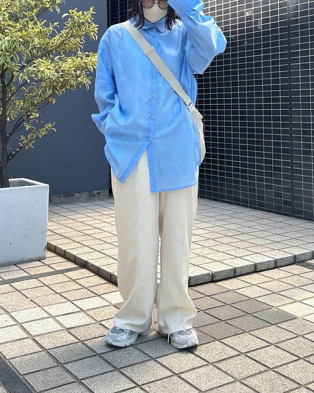 tarouさんのインスタグラム写真 - (tarouInstagram)「シアーシャツ解禁した日🦕   最近モノトーン多かったから カラーもの新鮮🐟𓈒 𓂂𓏸  急に夏きた…？てくらい気温上がるから 半袖の人もチラホラ🙋🏻  UNIQLOで買ったサングラスも一緒に解禁◎  付ける度褒められるオススメです🫰🏻    shirt： @irohani.official  pants： @irohani.official  bag： @uniqlo_jp  eyewear： @uniqlo_jp  accessories： @henderscheme  shoes： @newbalance      #ゆるコーデ #夏コーデ #春夏コーデ  #シアーシャツ #ブルーコーデ #カジュアルコーデ  #パンツコーデ #isfp #uniqlo #uniqloコーデ  #uniqlo購入品 #ユニクロ #ユニクロコーデ」5月10日 23時26分 - taroumaru__