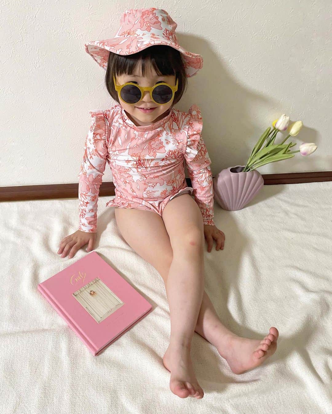 のインスタグラム：「． ★#キッズ水着 ★  今年の#水着 は#シーイン で 見つけたよ💓  @shein_japan  @sheinofficial   ✔︎ 女の子幼児 花柄プリント  フリル ビキニ水着 帽子付き  🆔 7491122、¥2142  長袖だと#紫外線対策 にもなるので 安心😮‍💨 あこたんもピンク色の水着 が すごく気にいって今日はこのまま お風呂に入りました😅  お得なクーポン出てるので 使ってね！  🌟クーポン🌟  🎈Coupon Code：  amigo  (extra 15%~20% off, valid until 6/30) お買い上げ金額1～5,999円までは15%OFF、 6000円以上は20%OFFになります‼︎  #shein#sheinコーデ  #sheinofficial #sheinootd   #SHEINforAll #SHEINpartner #sheinoutfits#シーインコーデ  #シーインクーポン #sheinstyle  #sheinsummer #sheincode #水着コーデ #水着女子  #kids#instakids  #キッズ#hugmug #mamagirl #子供水着  #swimwear #kidsswimwear  #kidsswim #ハグマグ  #四歳」