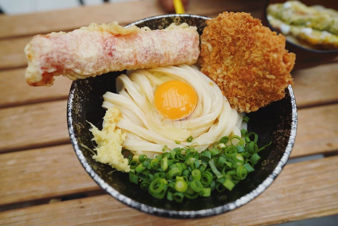 石川龍のインスタグラム：「GWの思い出① 車で故郷の愛媛へ帰省。お隣のうどん県まで遠征。香川県でも人気上位の須崎食料品店でバリコシツヨの絶品うどんをいただく。（ただし1時間ほど並ぶ。）石で出来た不思議オブジェ。鼻血を出す息子。 #須崎食料品店  #さぬきうどん」