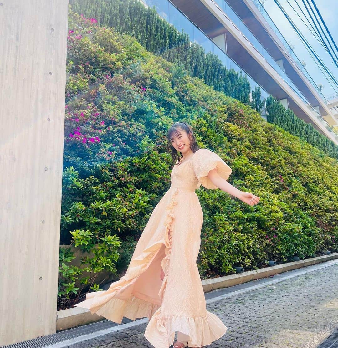 吉田朱里のインスタグラム：「虹が見える🌈🫣 . @matsunaga_mari さんが 用意してくれる衣装は 私の好みのど真ん中で スタイル良く見せてくれるから 着てるだけでテンション上がる🥰 . ピラティスの効果で 肩甲骨も綺麗に出てきて 背中出ししたくなる☺️❤️」