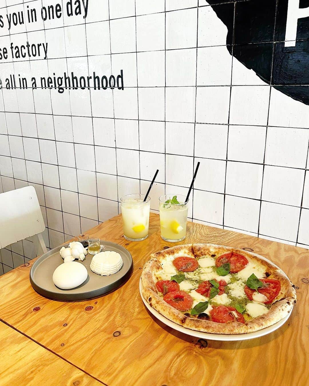 近藤沙瑛子のインスタグラム：「撮影おわりにるいちゃんとランチした🍕  #goodcheesegoodpizza」