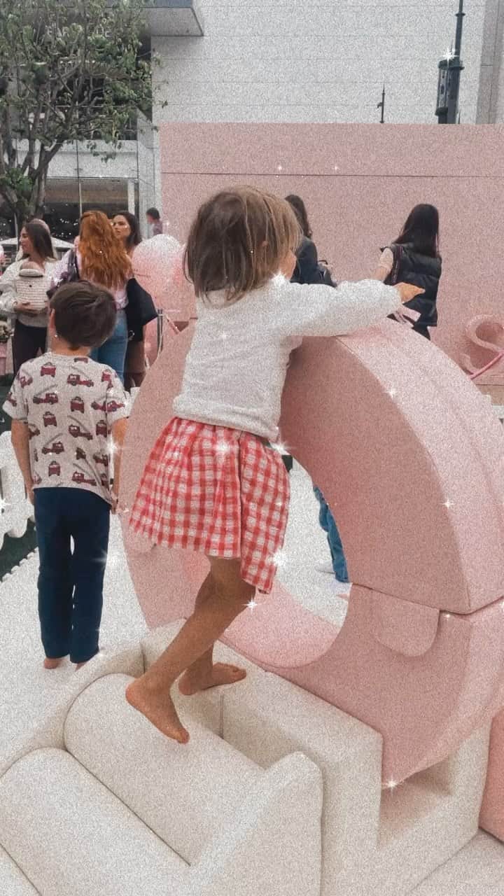 レイア・ゴールドクールのインスタグラム：「Babies and I had a blast yesterday with @bumpsuit at the grove 🥰💕」