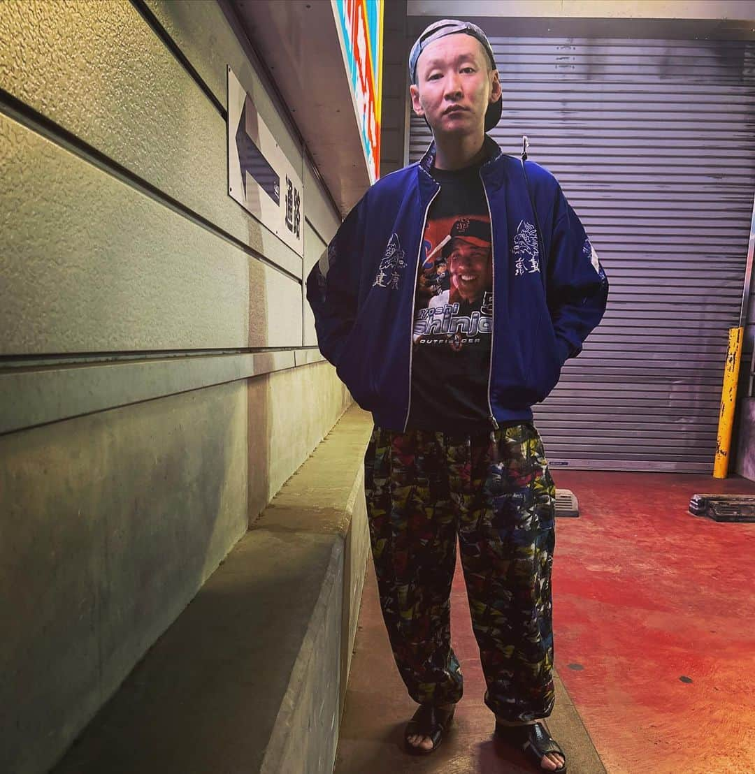 市川刺身さんのインスタグラム写真 - (市川刺身Instagram)「今日の服装。 有楽町出番の日。 口の中が痛くてトホホ。  最近のお気に入りのメジャーの時の新庄剛志のTシャツに、はやとちりで購入した健康のジャージ。 絵の具塗りたくったようなイージーパンツは履き心地無敵。 十四才で購入した帽子後ろかぶりして黒の便所サンダル。  頭がボーッとするようなここ2日。 切り替える為に家出て散歩して銭湯行ってこようと歩き出しました。 その道中で隙間に携帯置いて撮りました。 明日は新ネタライブねたログ5/21にはお造りライブ6/17には新ネタワンマンライブがあります。 ボヤボヤしてる暇は無いぜ。 隙間ありがとう。  #今日着た服 #ファッション #古着 #新庄剛志 #健康 #散歩 #銭湯」5月10日 23時32分 - soitsudoitsu