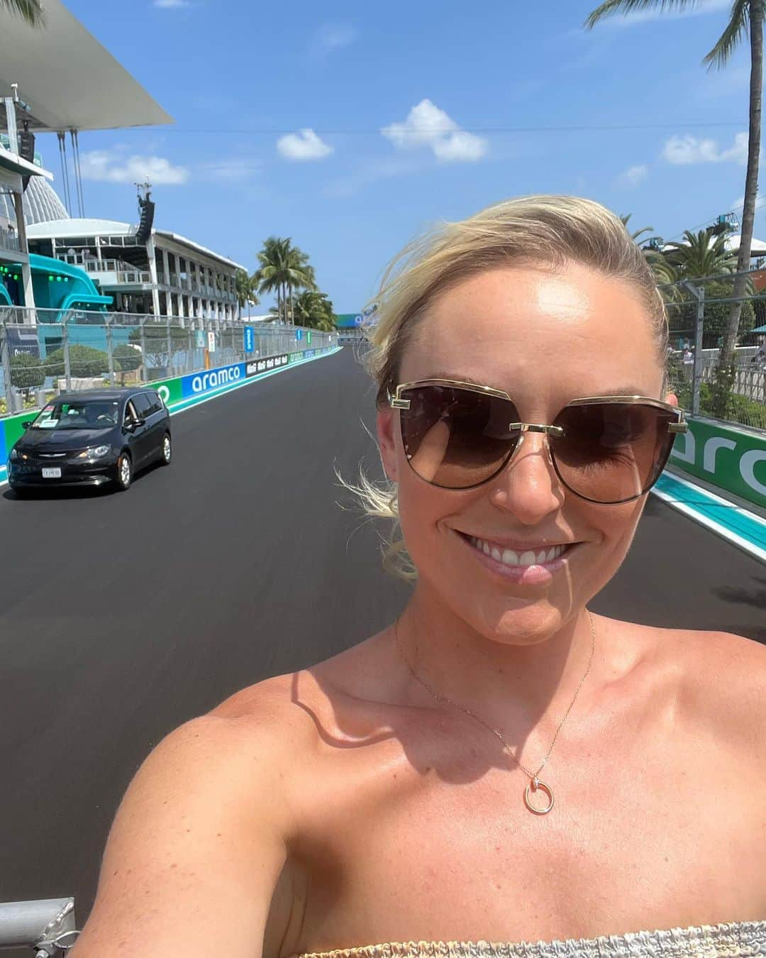 リンゼイ・ボンさんのインスタグラム写真 - (リンゼイ・ボンInstagram)「Miami F1 photo dump pt. 1  🏎️ 💨 🌴   @redbull @redbullracing」5月10日 23時42分 - lindseyvonn