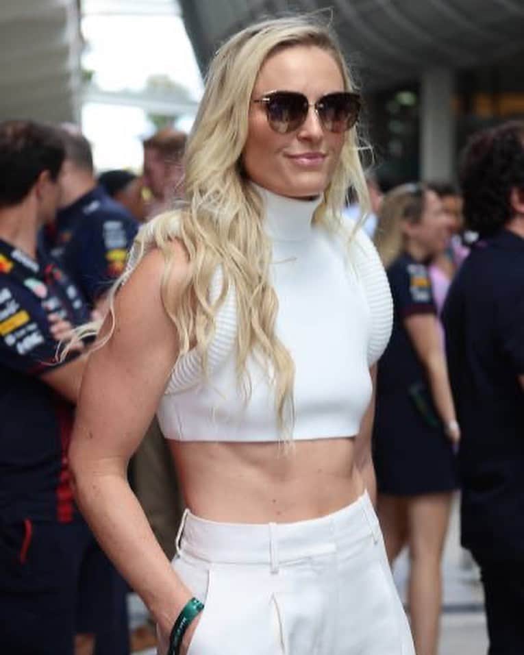 リンゼイ・ボンのインスタグラム：「Miami F1 photo dump pt. 1  🏎️ 💨 🌴   @redbull @redbullracing」