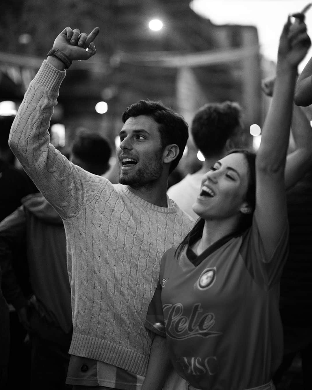 スコット・シューマンのインスタグラム：「Leave it to Napoli to have very attractive fans! Napoli」