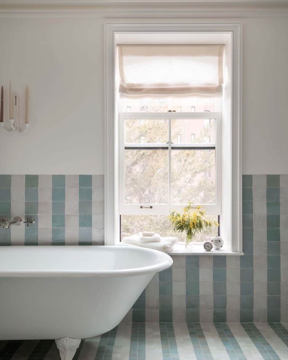Homepolishのインスタグラム：「Clever tile layout to brighten your morning - design by Elizabeth Roberts Architects. As featured in @brownstoner photo by Matthew Williams @elizabeth_roberts_architects @matthewwilliamsphotographer  Cc @cletile   #brownstoner #onpoint #tile #tilestyle #bathroominspiration #interiordesign #designinspo #joinfreddie」