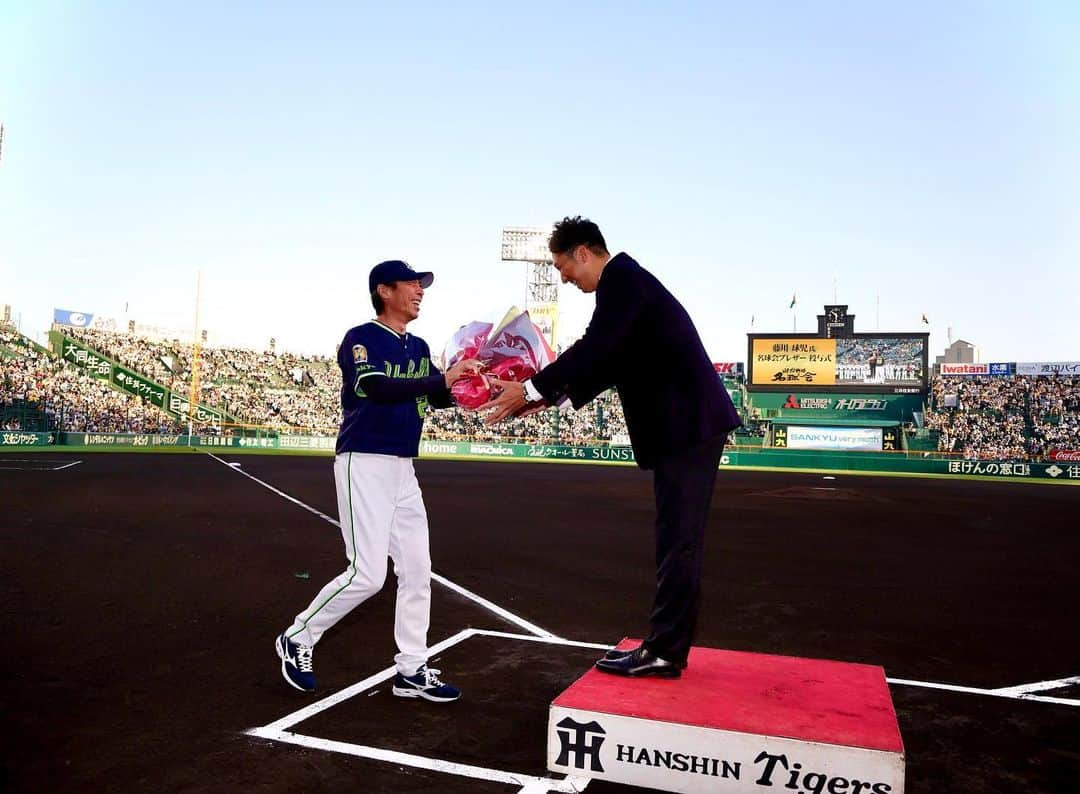 藤川球児さんのインスタグラム写真 - (藤川球児Instagram)「試合前の大切な時間にも関わらず有り難うございました。 全ての野球ファンの方々、お世話になった方々にも心から感謝しております！！ ※久しぶりに胸がいっぱいです🥹🥹 #kyuji22  #阪神タイガース  #ヤクルトスワローズ  #岡田彰布 監督  #高津臣吾 監督 #佐々木主浩 さん  #名球会」5月10日 23時38分 - fujikawa_kyuji22