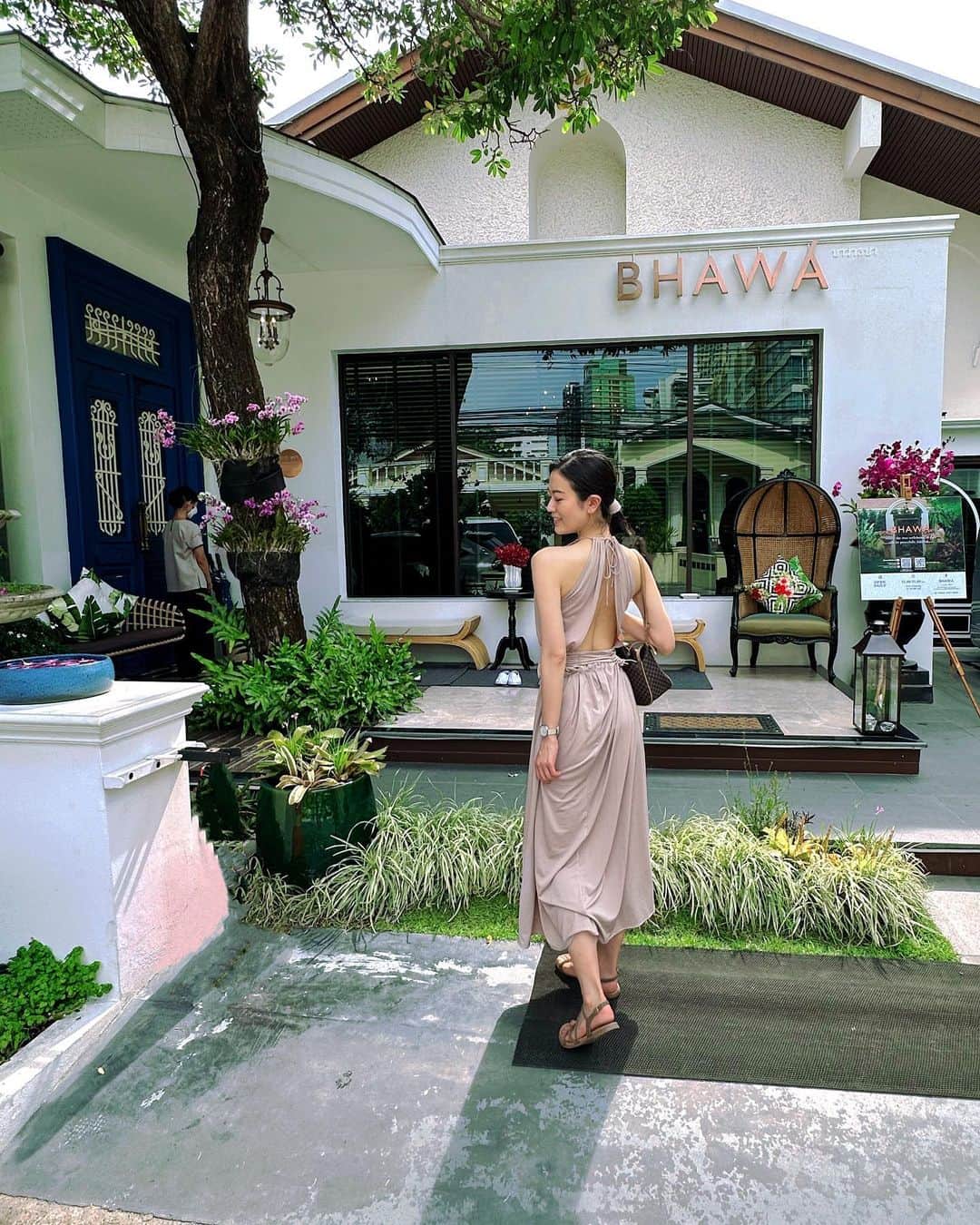 のインスタグラム：「. . もう遊ぶ気しかない格好で4年ぶりにタイに来た！  タイが暑いし熱い！楽し過ぎる！！！！！  4年前に来た時はオーディションで来てたので、マッサージに1度行っただけで、食べる物も死ぬ程制限していて、タイっぽいもの1つも食べずに帰ってきたのでした。  だから今回はエンジョイするぞー  ここのマッサージはサービスが日本顔負けの素晴らしさ！ タイの人全員笑顔で最高！！！ （もちろん決して全員じゃないけど、全員と書きたくなる程の割合で笑顔！！！！）」