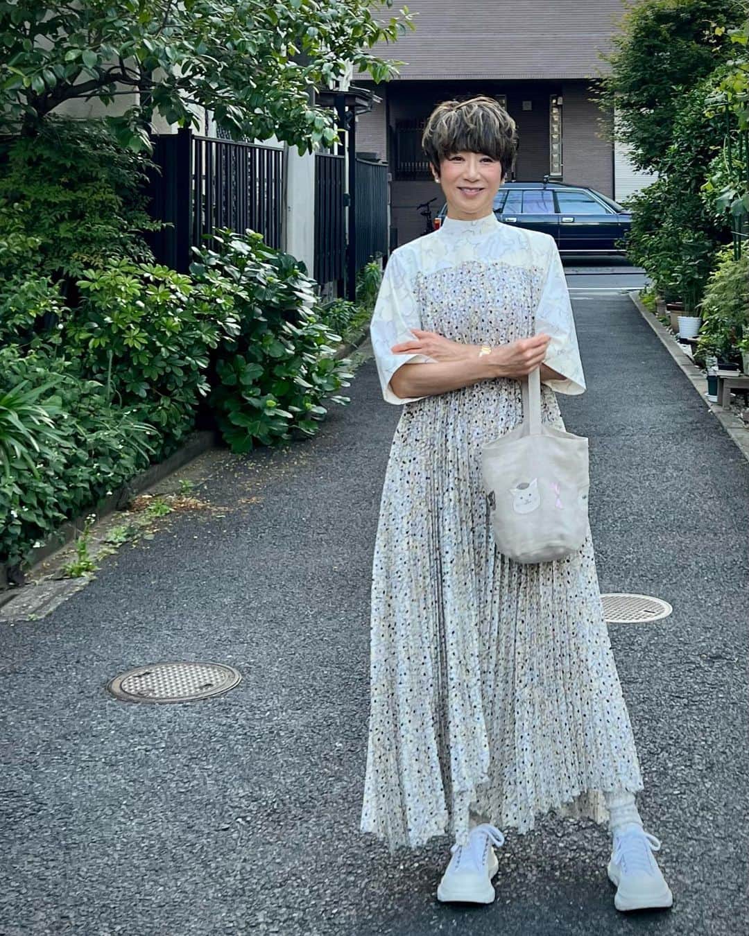 黒田知永子のインスタグラム：「. 花柄+プリーツのワンピース☺︎ なんだかちょっと甘め、でも甘すぎではない…そんな感じが好き。 この日は今お気に入りのスニーカーで💟  one-piece… @plan_c_official  sneaker… @alexandermcqueen  bag… @coralandtusk   #猫村さんバッグ #黒田知永子 #chiekokuroda」