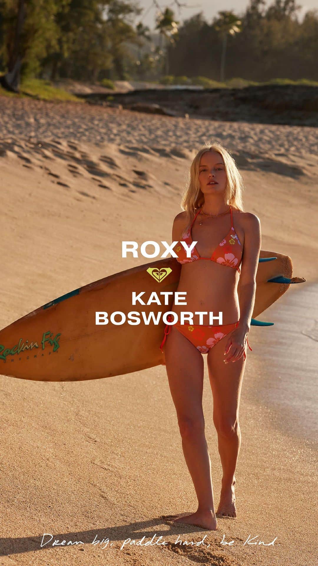 ケイト・ボスワースのインスタグラム：「Follow your heart in the iconic surfer girl collection by ROXY x @katebosworth.  In 2002, Kate ignited a dream for young women around the world, filled with surf imagery & female friendship.  Behind the scenes, female competitive surfers were busy chasing their own pipe dreams in pursuit of progression - including the right to compete at pipeline.  20 years later that dream is now a reality.   In celebration - Kate joins forces with three generations of ROXY surfers who have & continue to forge the path for female surfing.」