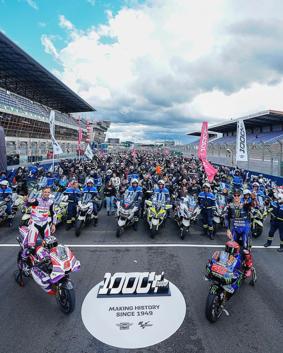 MotoGPさんのインスタグラム写真 - (MotoGPInstagram)「Let the #GP1000 celebrations begin 🤩🇫🇷 Swipe left 👈 for the selfie 🤳  #FrenchGP #MotoGP #Motorsport #Racing #FQ20 #JZ5 #FabioQuartararo #JohannZarco」5月11日 0時10分 - motogp