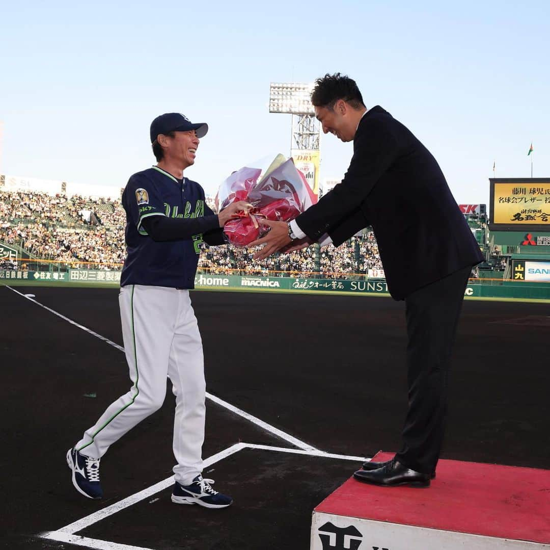 阪神タイガースさんのインスタグラム写真 - (阪神タイガースInstagram)「5月10日ヤクルト戦の試合前に行われた#藤川球児 球団本部付SAの#名球会 ブレザー授与式の様子を写真でお届けします！ #阪神タイガース  #藤川球児 球団本部付SA #名球会  #佐々木主浩 さん #高津臣吾 監督 #岡田彰布 監督 ★球団公式YouTubeチャンネルでは、本日の名球会ブレザー授与式と藤川SAのインタビューの様子を配信しています！」5月10日 23時46分 - hanshintigers_official