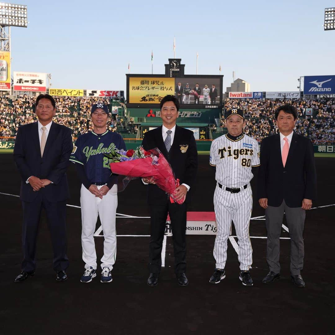 阪神タイガースさんのインスタグラム写真 - (阪神タイガースInstagram)「5月10日ヤクルト戦の試合前に行われた#藤川球児 球団本部付SAの#名球会 ブレザー授与式の様子を写真でお届けします！ #阪神タイガース  #藤川球児 球団本部付SA #名球会  #佐々木主浩 さん #高津臣吾 監督 #岡田彰布 監督 ★球団公式YouTubeチャンネルでは、本日の名球会ブレザー授与式と藤川SAのインタビューの様子を配信しています！」5月10日 23時46分 - hanshintigers_official