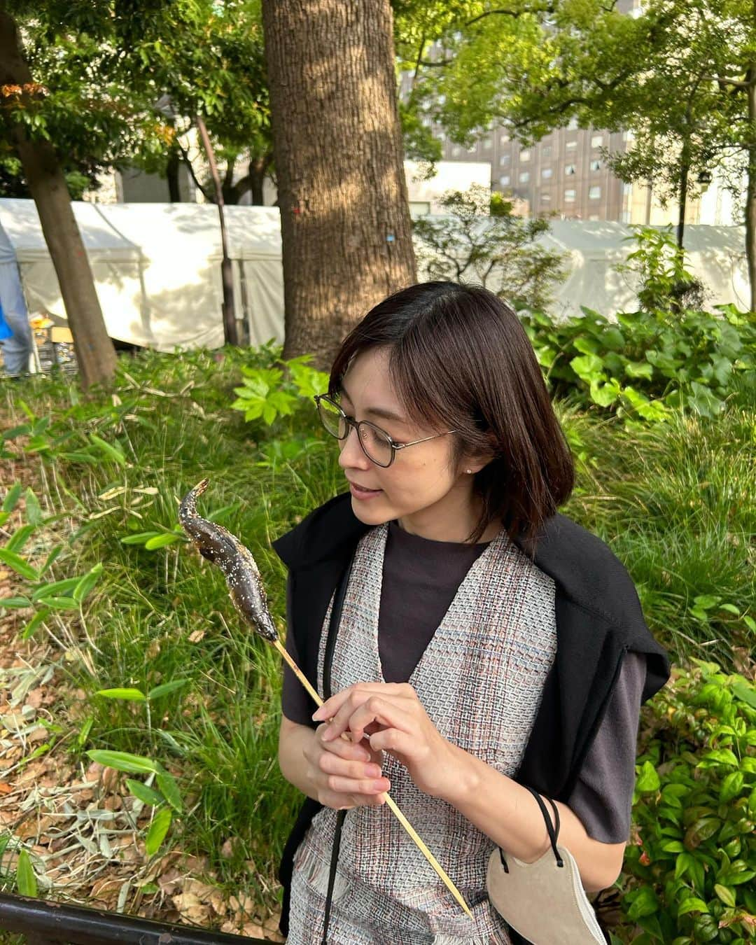 青山倫子のインスタグラム：「_ 寒暖差の激しいゴールデンウィークだったな。 山口の瓦そばが出店しているって聞いたから、 フードフェスとやらに行ってみたり、 大好きなmarvelのガーディアンズオブギャラクシーの映画を観に行ったり。  青空の下で食べるごはんって、なんであんなに美味しいんだろうね。 運動会の時にグラウンドで食べるお弁当、大好きだったな。  marvelの映画‘ガーディアンズオブギャラクシー’ もうそれはそれは凄かった！！ 笑って泣いて泣きながら笑って。 はぁ。好きすぎる。  去年の英会話のクラスの時に、私がSF映画が好きだって話をしたら、先生にSFってなんの略？と聞かれて、 誰かがサイエンスファンタジーって言ってたな。 あれ、嘘でもない。 サイエンスフィクションだけど、サイエンスファンタジーでもあるな。  #青山倫子 #フードフェス #瓦そば #鮎 #ガーディアンズオブギャラクシー #sf #sf大好き #サイエンスファンタジー  #marvel #guardiansofthegalaxy」