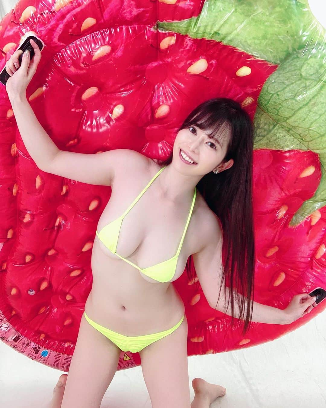 春奈芽衣のインスタグラム：「巨大いちご🍓💗 いちごはうす撮影会の小道具です☺️ 明日は個撮よろしくお願いします✨  #strawberry #airmat #bikini #bodysexy  #bikinimodel  #microbikini  #microbikinimodels  #japanesemodel」