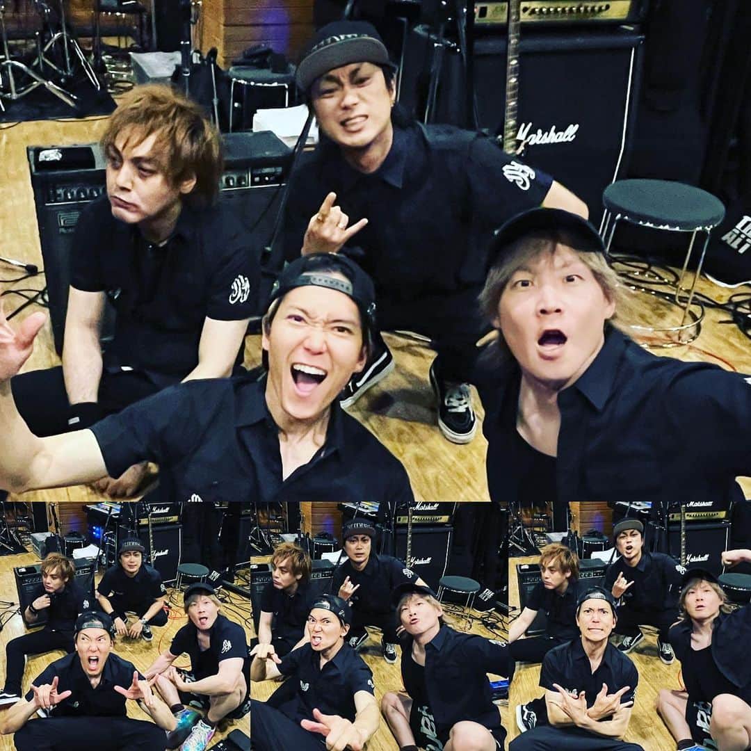SHINPEIのインスタグラム：「42歳になりました ⁡ BREAKERZは15周年を終え MUSCLE ATTACKは10周年 ⁡ デビュー出来た事すら素晴らしいのに、こんなに歳月を重ねられた奇跡 ⁡ この10年、15年。 小さな頃描いてた、理想通りの自分はここにいるだろうか ⁡ もちろん沢山成長出来たし、 まだまだこれから伸ばさなきゃいけない部分も沢山 ⁡ 年相応にシワの数が増えたり、首肩腰がだんだん悲鳴をあげ始めたり(笑 涙) ⁡ 色々な事があるけど、 最近やっとわかり始めたのは ⁡ 小さな頃から変わらない (というか、変われない)事があるって事 ⁡ ずるをしない 余計な事を言わない 人のせいにしない 間違えたり傷つけたら謝る 責めない 感謝する 自分で考える 譲り合う ⁡ 文字で並べると”おいおい子供かよ！”っていう言葉が飛んできそうだけど ⁡ 自分も含めて、これが出来てない大人のなんと多いことか ⁡ むしろ子供たちの方がこのルール守れてるんじゃないか ⁡ それもそのはず ⁡ これって、いくら意識して鍛えても万全になるわけじゃなくて 生まれてから死ぬまでずっと心がけてないといけないことなんだなぁと ⁡ ずっとずっとコツコツ磨いておかないと、すぐに錆びちゃう 今日あっためても、明日もまた温めないとすぐ冷えちゃう ⁡ ということで、今年の抱負 ⁡ “大人になったからって安心するな！” ⁡ 僕に関わってくれている全ての人に いつもありがとうございます！ これからの一年も、どうぞよろしくお願いします。」