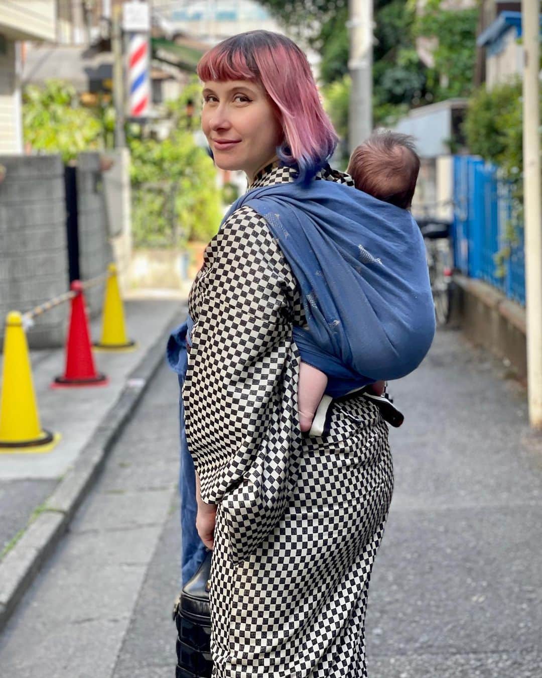 Anji SALZさんのインスタグラム写真 - (Anji SALZInstagram)「Hello hello 👋🏻 Kimono outing from the other day - all black and white (except the baby wrap 😂) So happy to meet old friends ❤️ @kimono_salaokabe @haruminosuke @robe_japonica @miyukirui @tip050421235   #kimono #japanesekimono #ootd #checkerboard #babywearing #didymosbabywearing #didymos #harajuku #tokyofashion #着物 #着物コーディネート #和装 #おんぶ紐 #普段着物 #ベビーウェアリング #原宿 #kimonostyle」5月11日 0時03分 - salztokyo
