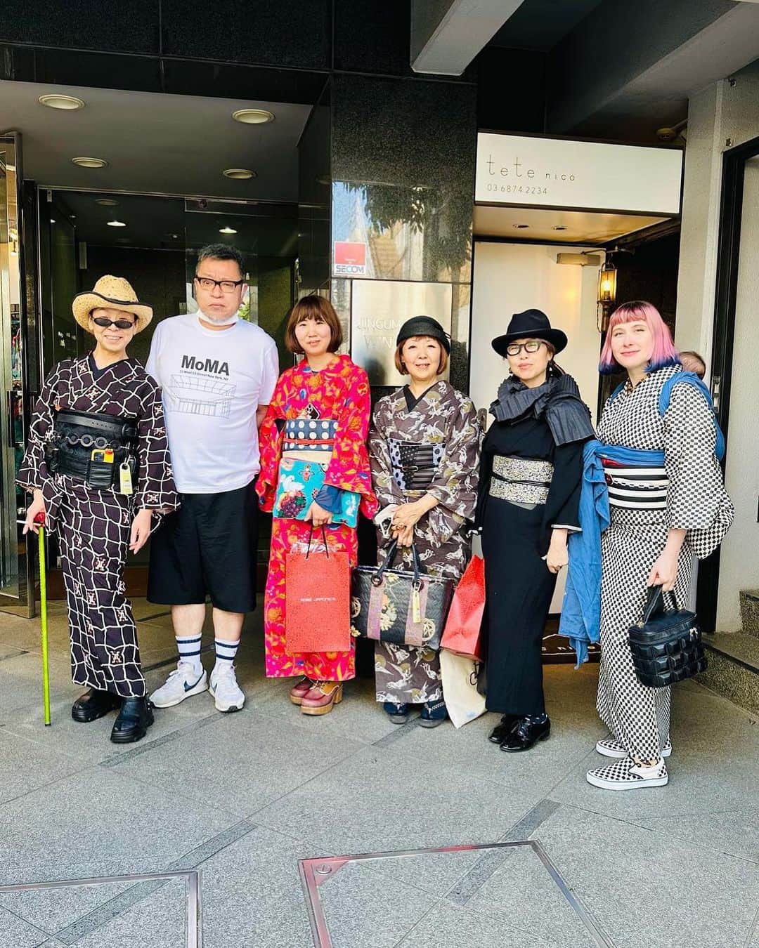 Anji SALZさんのインスタグラム写真 - (Anji SALZInstagram)「Hello hello 👋🏻 Kimono outing from the other day - all black and white (except the baby wrap 😂) So happy to meet old friends ❤️ @kimono_salaokabe @haruminosuke @robe_japonica @miyukirui @tip050421235   #kimono #japanesekimono #ootd #checkerboard #babywearing #didymosbabywearing #didymos #harajuku #tokyofashion #着物 #着物コーディネート #和装 #おんぶ紐 #普段着物 #ベビーウェアリング #原宿 #kimonostyle」5月11日 0時03分 - salztokyo