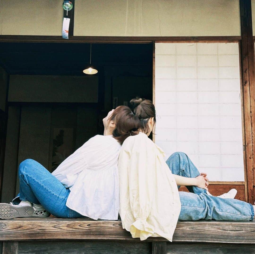 夏来唯のインスタグラム：「ヘアメさん  意外とみなさんも惑わされてました 正解は右がわたしです  声も話すトーンも速さも繰り出されるそう来たかワードも似てるので  前世でも深い関わりがありそうな方」