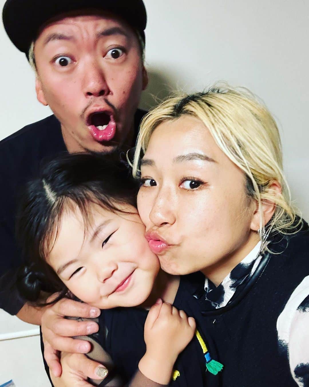 伊藤千秋のインスタグラム：「毎年5月10日は後藤の日。 伊藤の誕生日は後藤の日。 つまり5月10日です。 1年に1度伊藤が後藤になる日。 毎年有難う御座います。 家族の愛に感謝します🫶 誕生日は寿司と肉の往復をいつも用意してくれる最高の妻です。 娘もスクスクと伸びに伸びてます。 いつも笑顔を有難う🫶 連絡をくれたマイメン有難う！ 40代は人生の最終調整だと思ってます。 家族＆フレンドと沢山遊べる時間を目指します！ 皆様も宜しくお願い致します！ It's my birthday. I feel the love of my family, and thank you for my friends!  #happybirthday」