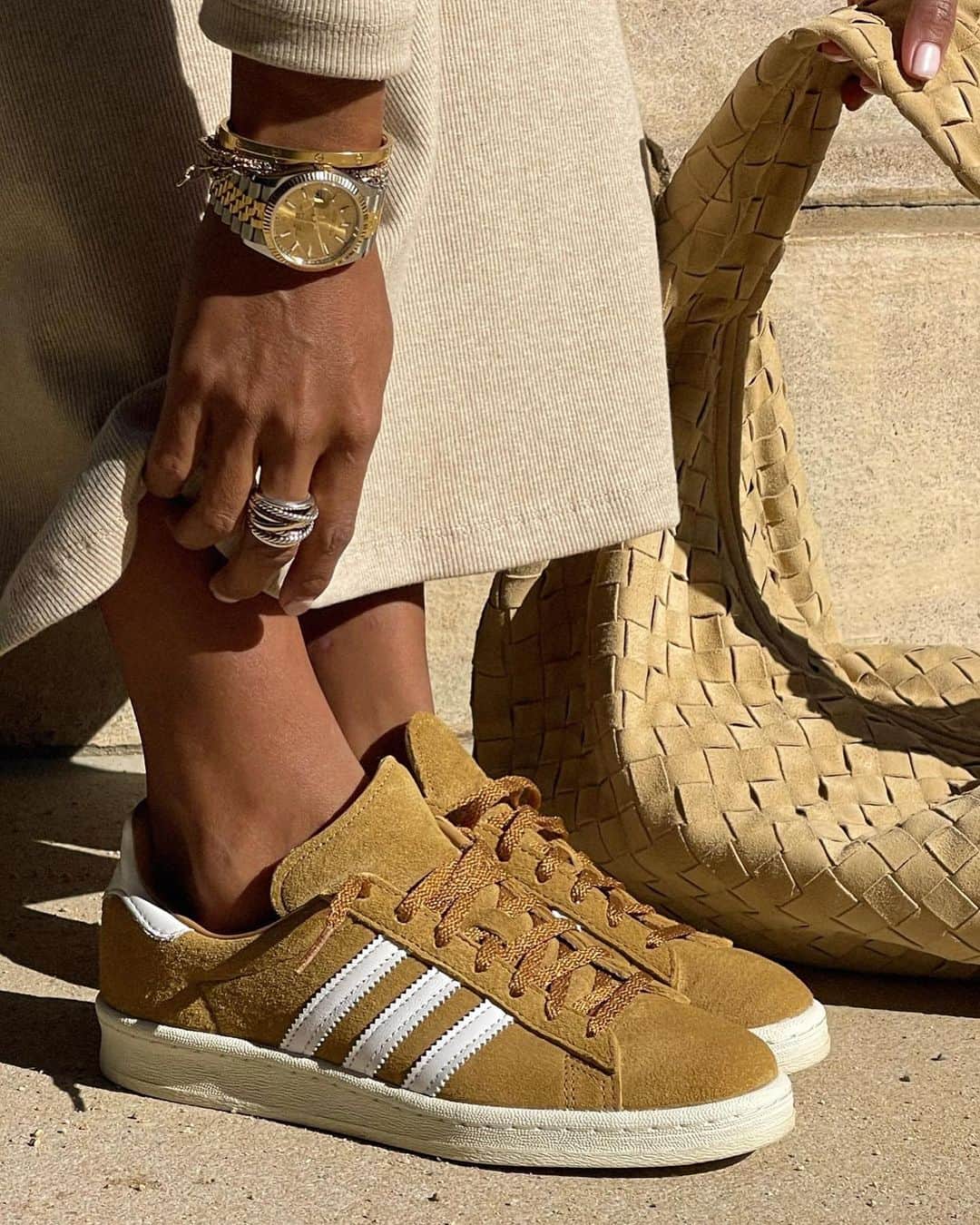 ジュリー・サリニャーナのインスタグラム：「Love me some good sneaker x bag combo, which one are you? 1,2, 3 or 4? ❤️」